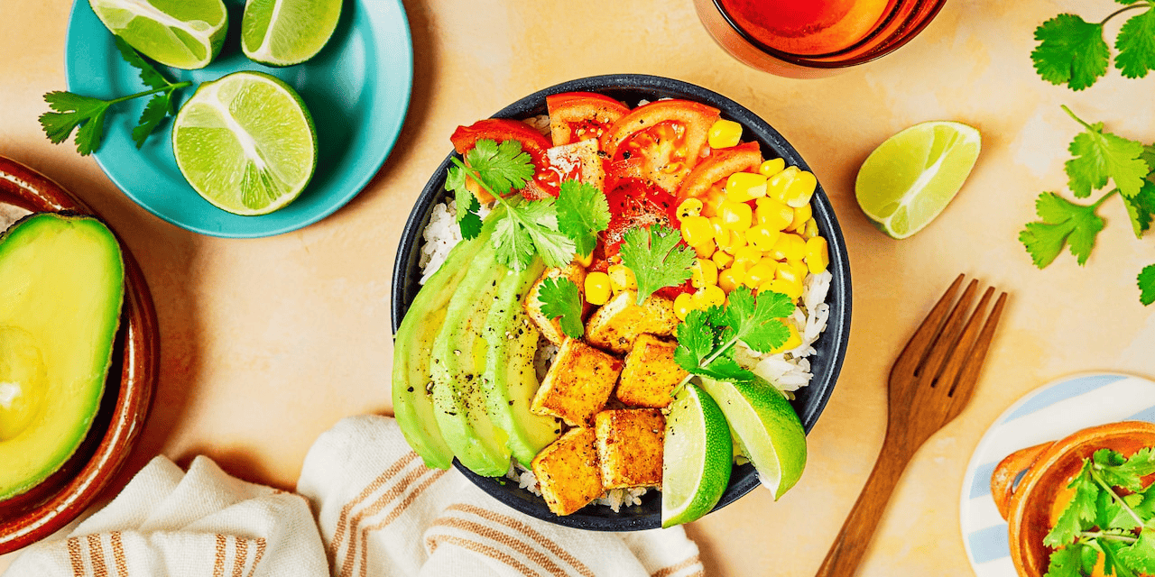 Bowl mexicain : tofu mariné, riz, avocat, tomate, maïs & citron vert