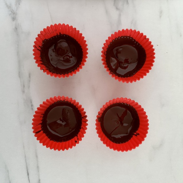 Bouchées au chocolat et beurre de cacahuète : ajouter le chocolat fondu dans les caissettes.