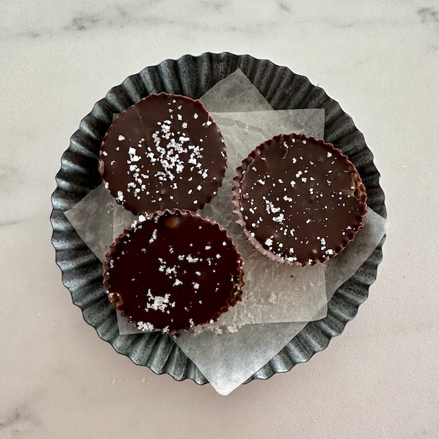 Bouchées au chocolat et beurre de cacahuète : saupoudrer de fleur de sel.