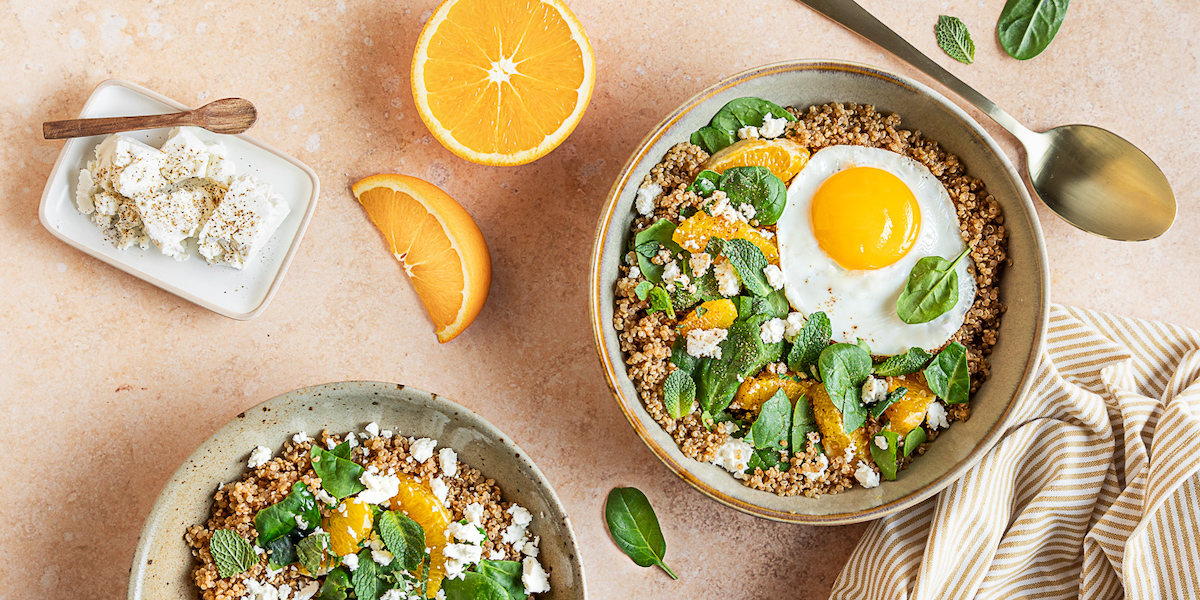 Recette Yuka - Bowl de quinoa, pousses d'épinards, orange & feta