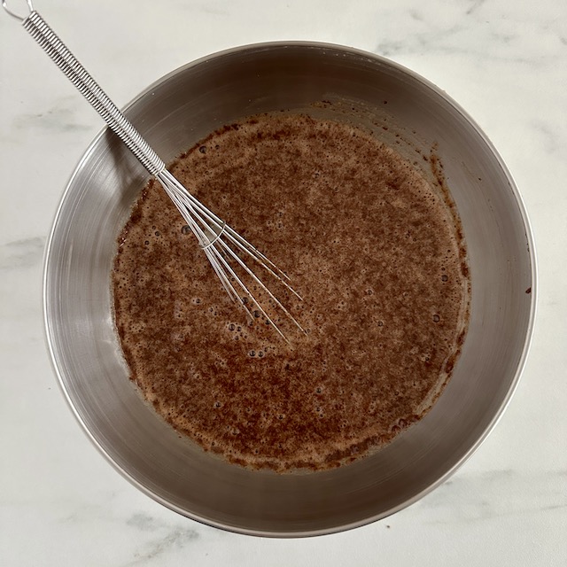 Brownie compote de pommes : ajouter la compote et le chocolat fondu