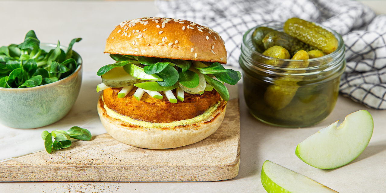 Hamburger vegetariano con carote, ceci e salsa al curry