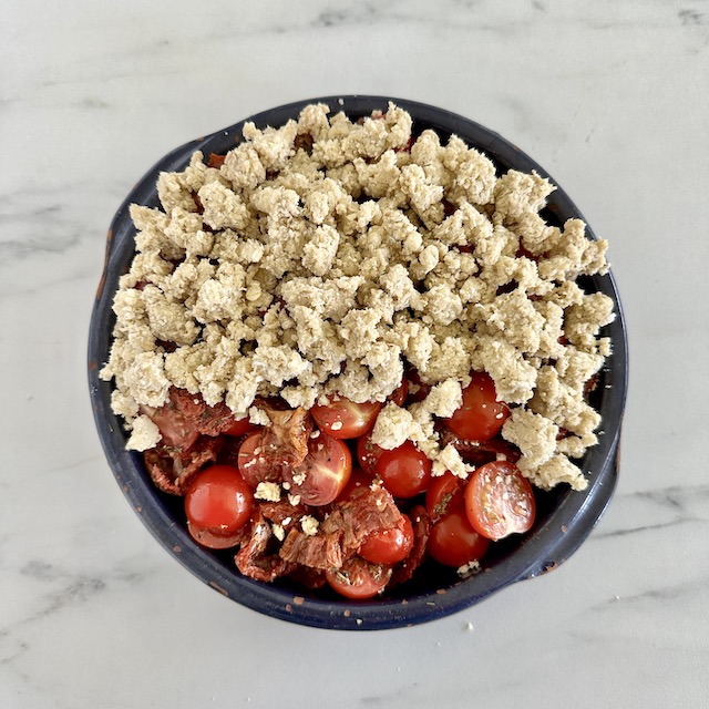 Dans un plat mettez les tomates dans le fond puis recouvrez de crumble puis enfournez 30min.