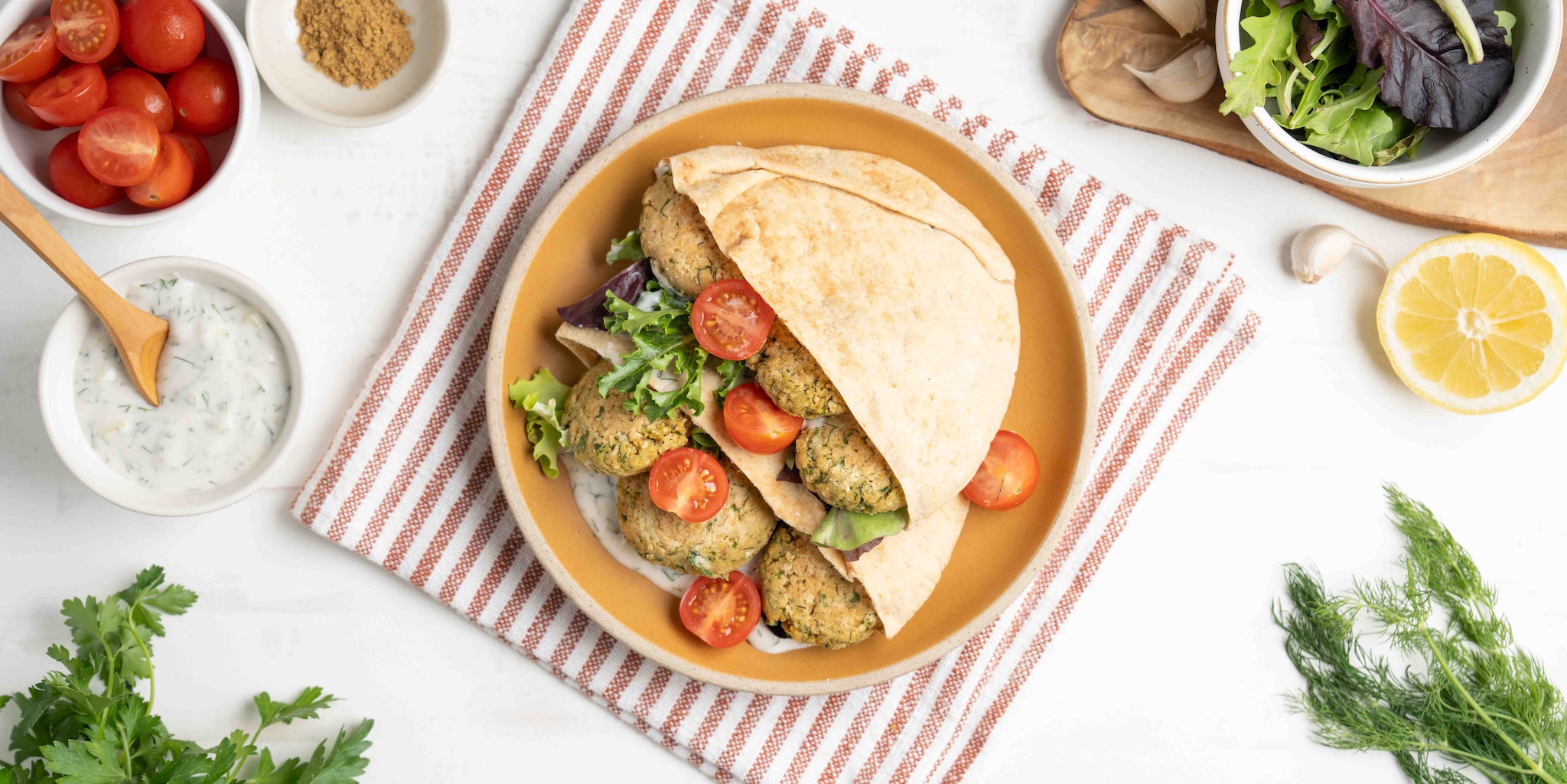 Pain pita aux falafels et tzatiki
