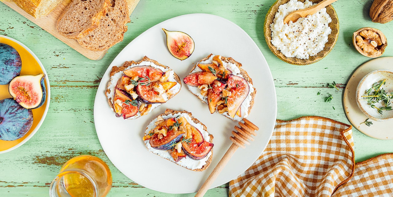 Tartine pain complet, figues, ricotta, miel et thym