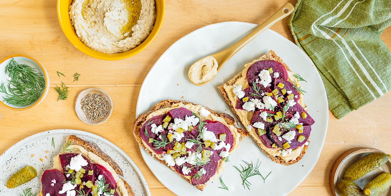 Bruschetta hummus, barbabietola e feta