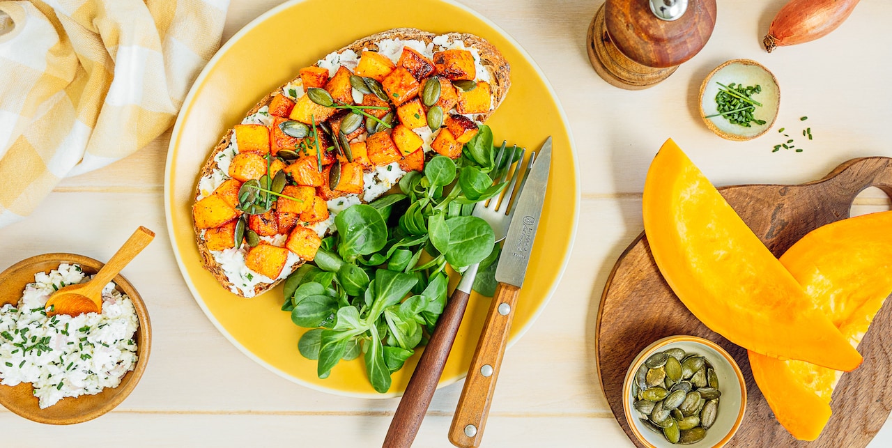 Tartine pain complet, potimarron poêlé, chèvre frais et graines de courge
