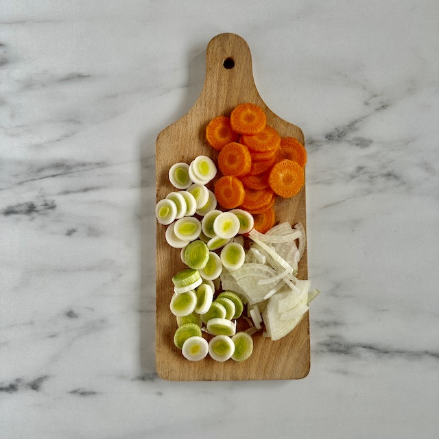 Découpage des légumes en tronçon pour la réalisation de la garniture