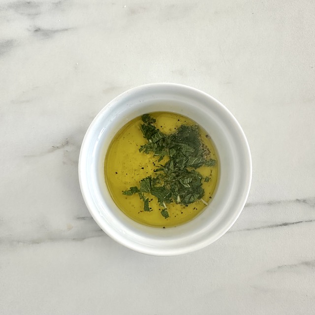 Préparez la sauce huile d'olive citron