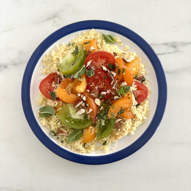 Dressez la salade et parsemez d'amandes et de menthe fraiche