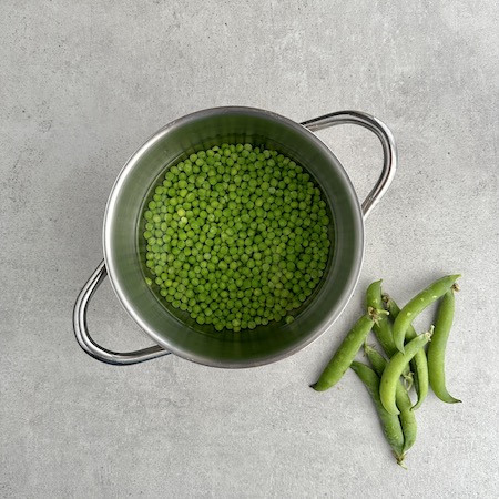 Salade de vermicelles étape 1 - Petit pois écossés dans une casserole