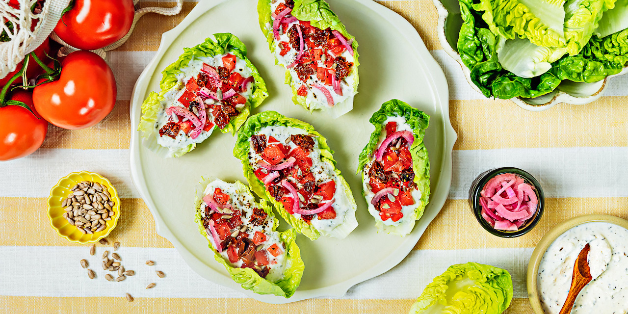 Tacos de lechuga con crema de feta, tomates y cebolla encurtida-image