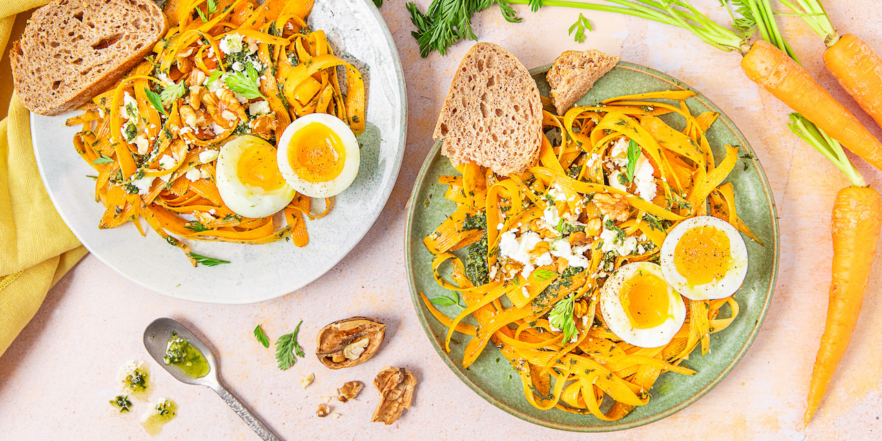 Tagliatelles de carottes en salade, pesto et oeuf mollet