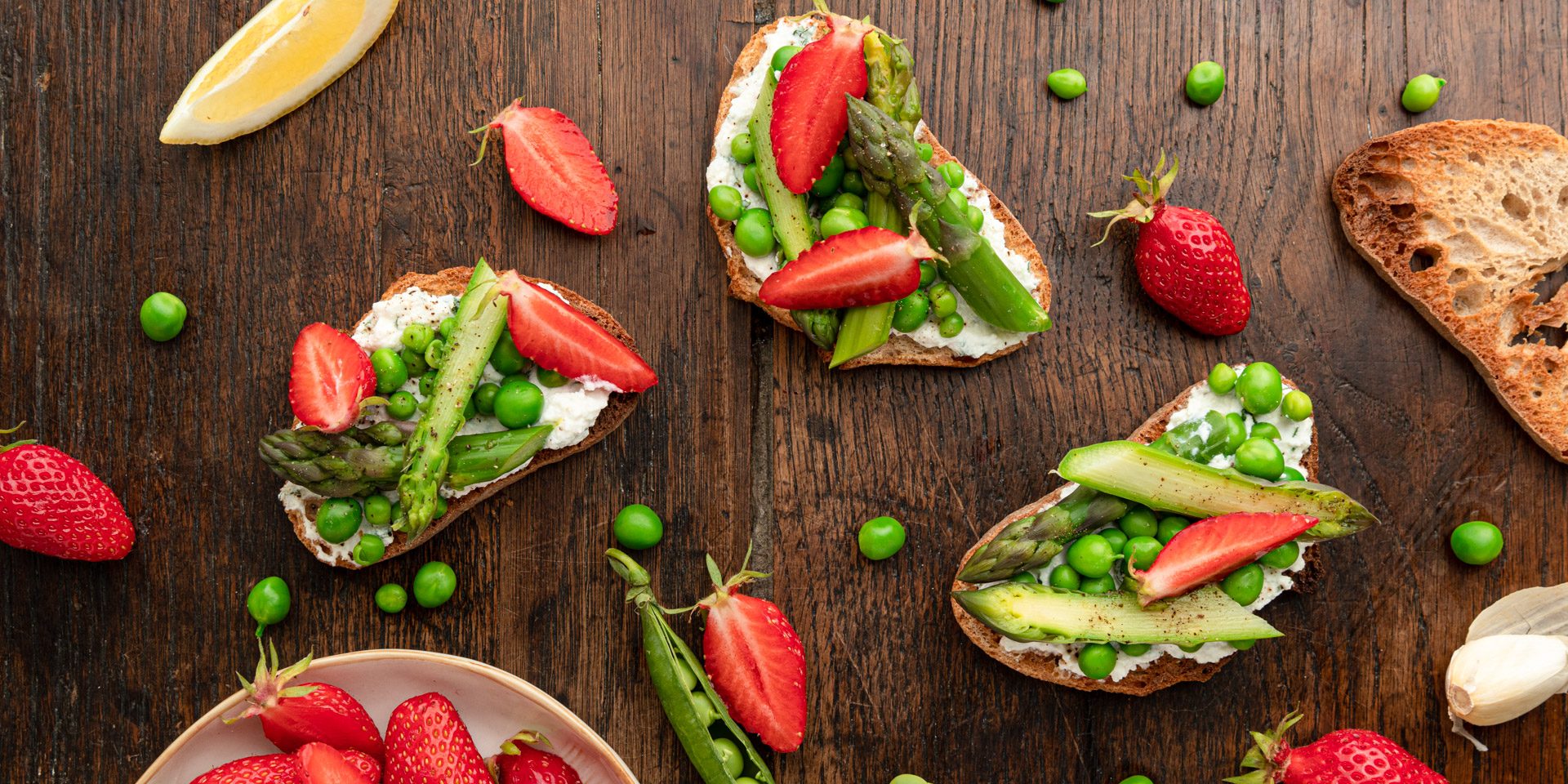 Tartines asperges, petits pois et fraises