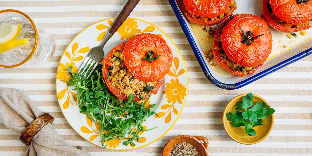 Pomodori farciti con bulgur, zucchine e ceci
