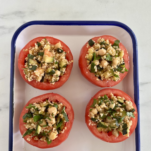 Farcir les tomates et les cuire au four