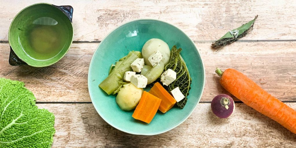 Soupe de légumes au tofu fumé pour 4 personnes - Recettes - Elle à Table